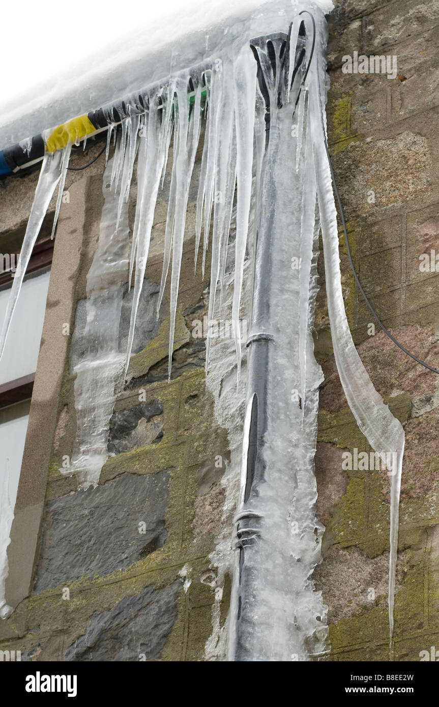 Eingefrorene Leitungen schmücken ein Gebäude am Tomintoul-Inverness-Shire-Hochland Schottlands.   SCO 2180 Stockfoto