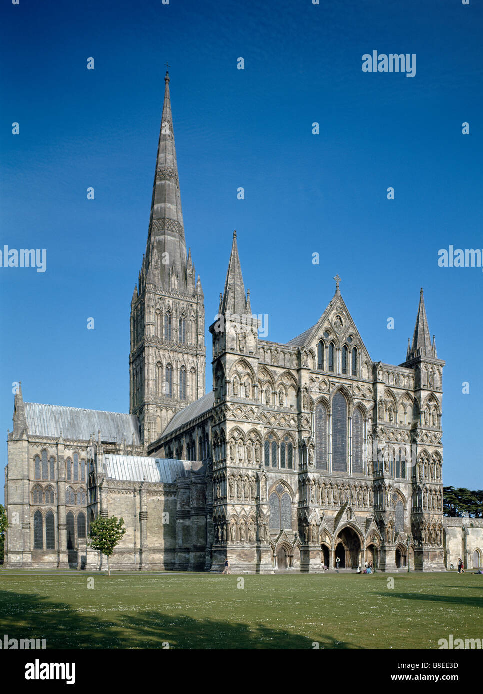 Kathedrale von Salisbury die Westfassade und Spire aus der Nähe Stockfoto