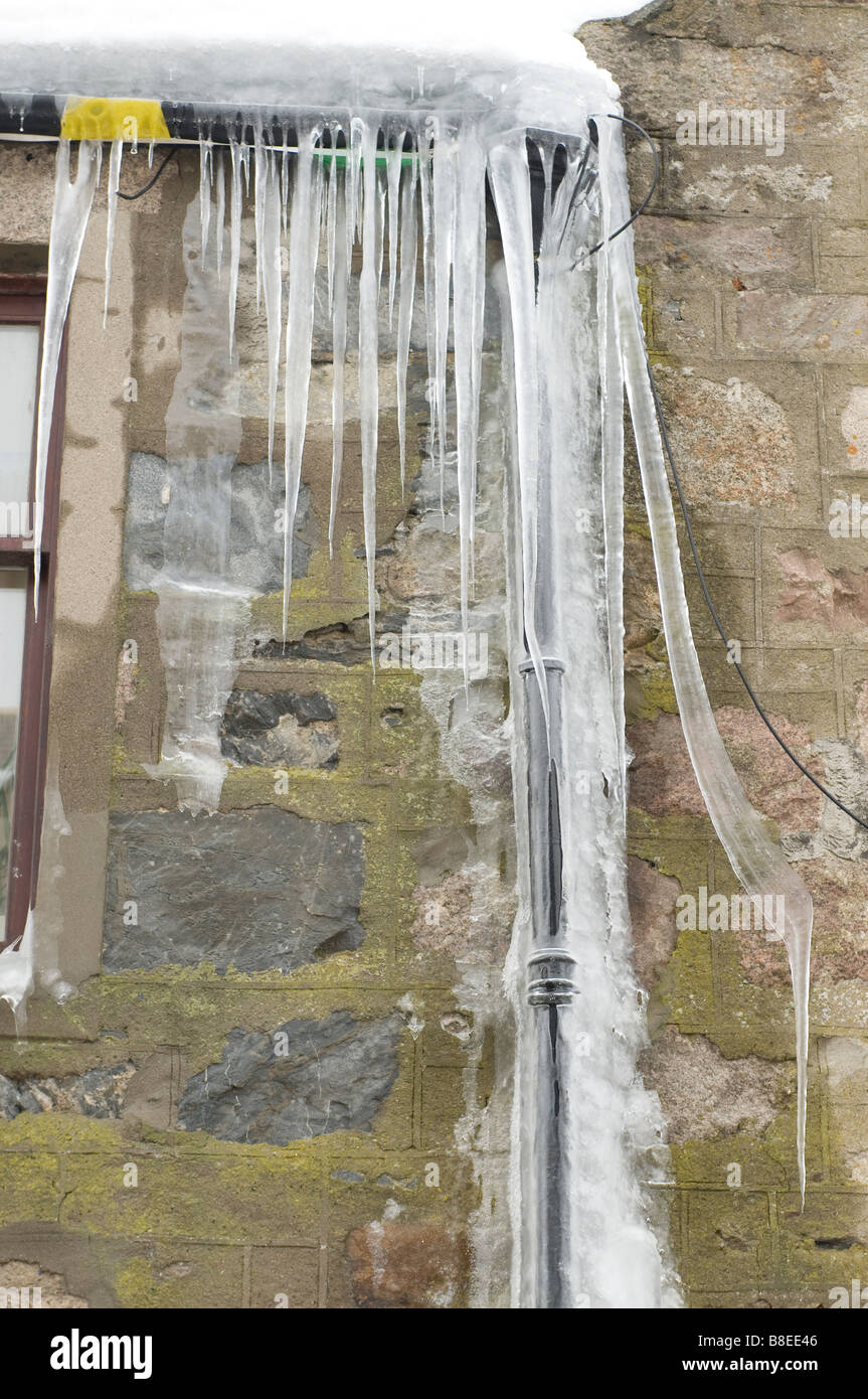 Eingefrorene Leitungen schmücken ein Haus in Schottland Tomintoul-Inverness-Shire-Hochland.   SCO 2181 Stockfoto