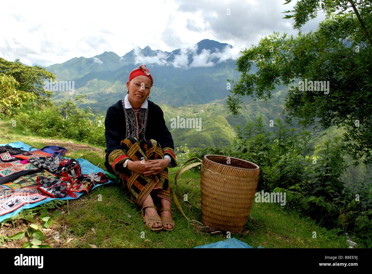 Frau vom Stamm der roten Dao Sapa-Nord-West-Vietnam verkaufte Ware Stockfoto