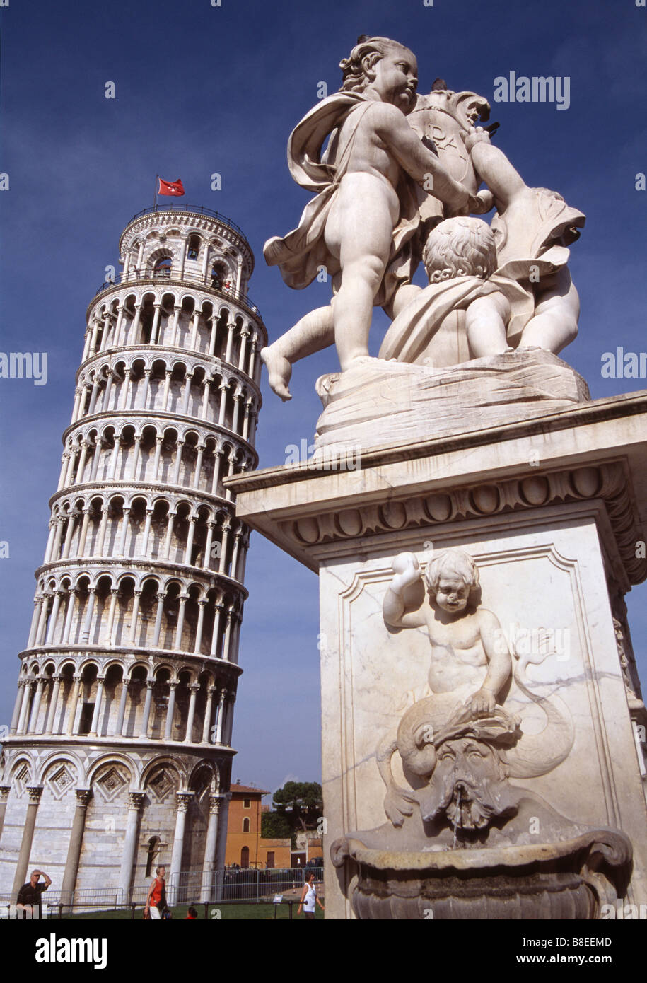 CHERUB HOLDING UPLEANING TURM VON PISA MIT FERSE TUSCANY ITALIEN EUROPA Stockfoto