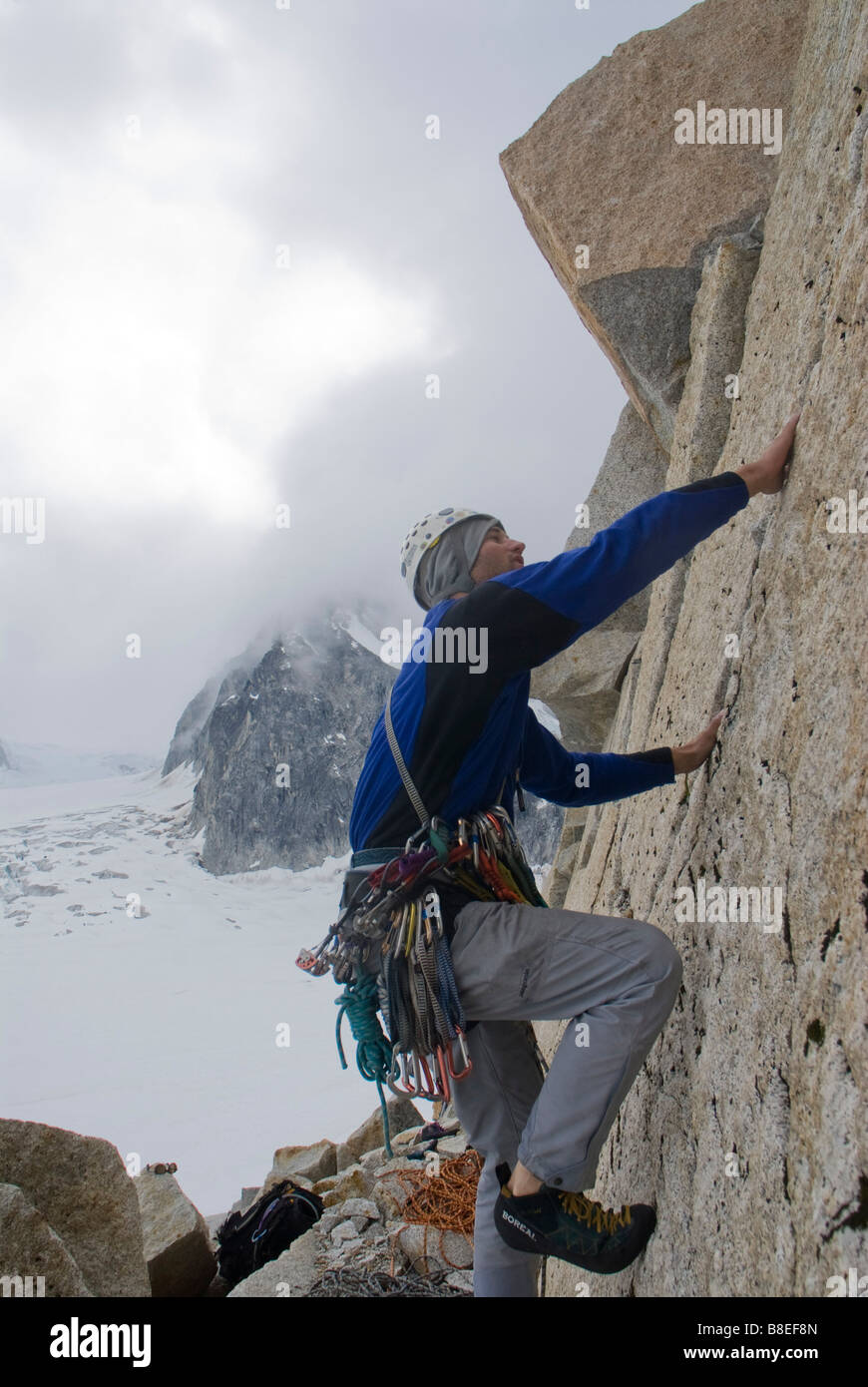 Kletterer auf Granitwand über Pika Gletscher in * wenig Schweiz * der Denali Nationalpark, Alaska Stockfoto