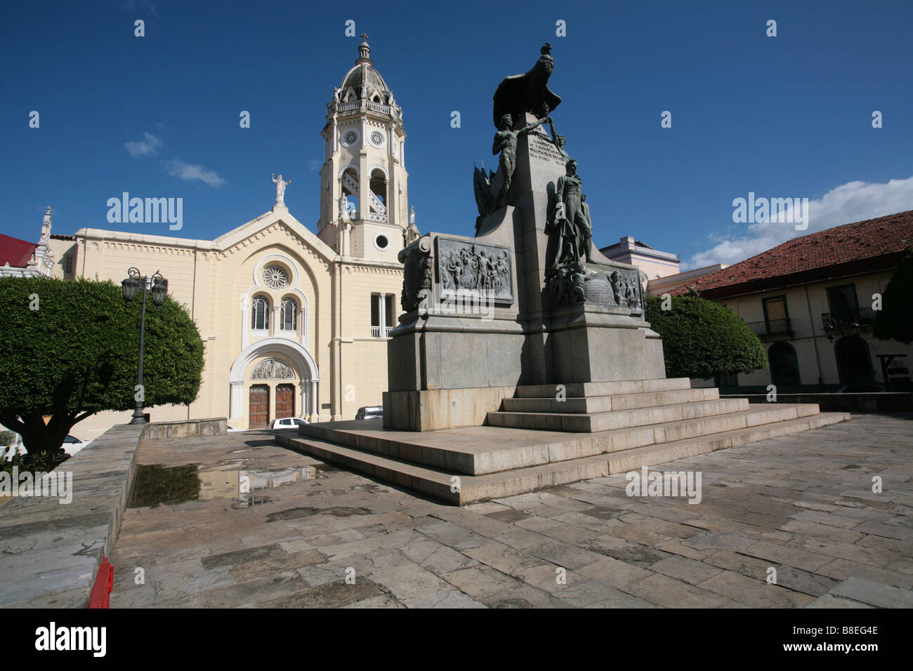 Simon Bolivar-Denkmal am Plaza Bolivar von Casco Antiguo von Panama-Stadt mit der Kirche San Francisco hinter. Stockfoto