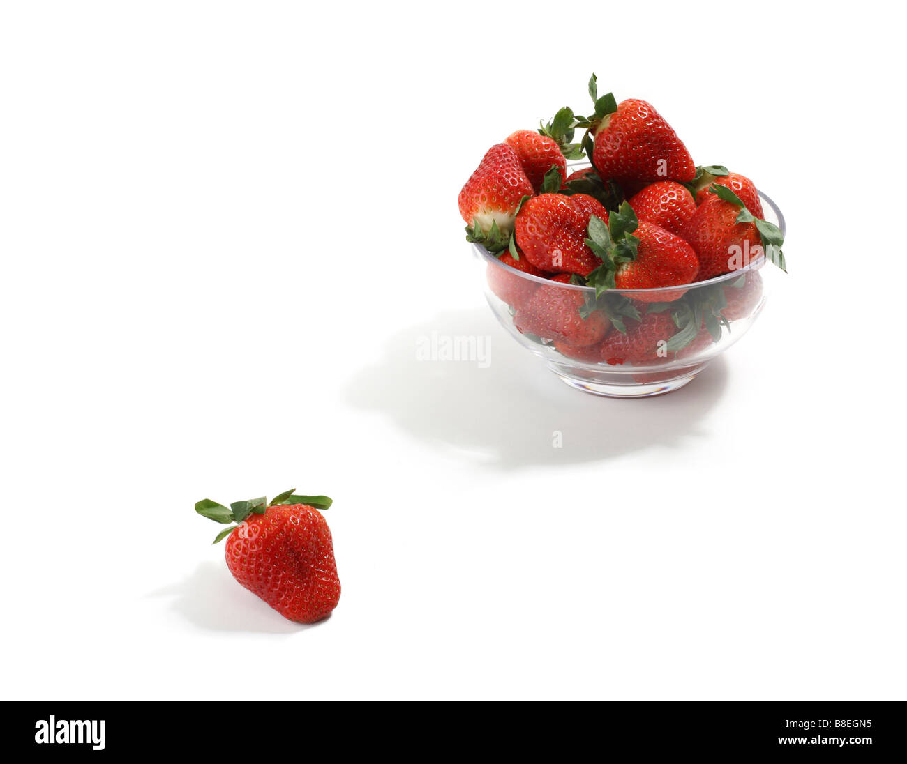 Klar Glas Schale der roten Bio-Erdbeeren einer im Vordergrund Stockfoto