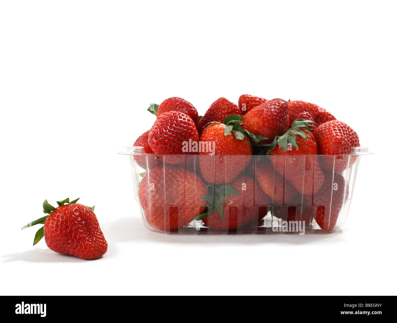 Klar Kunststoff Korb von Bio-Erdbeeren einer im Vordergrund Stockfoto