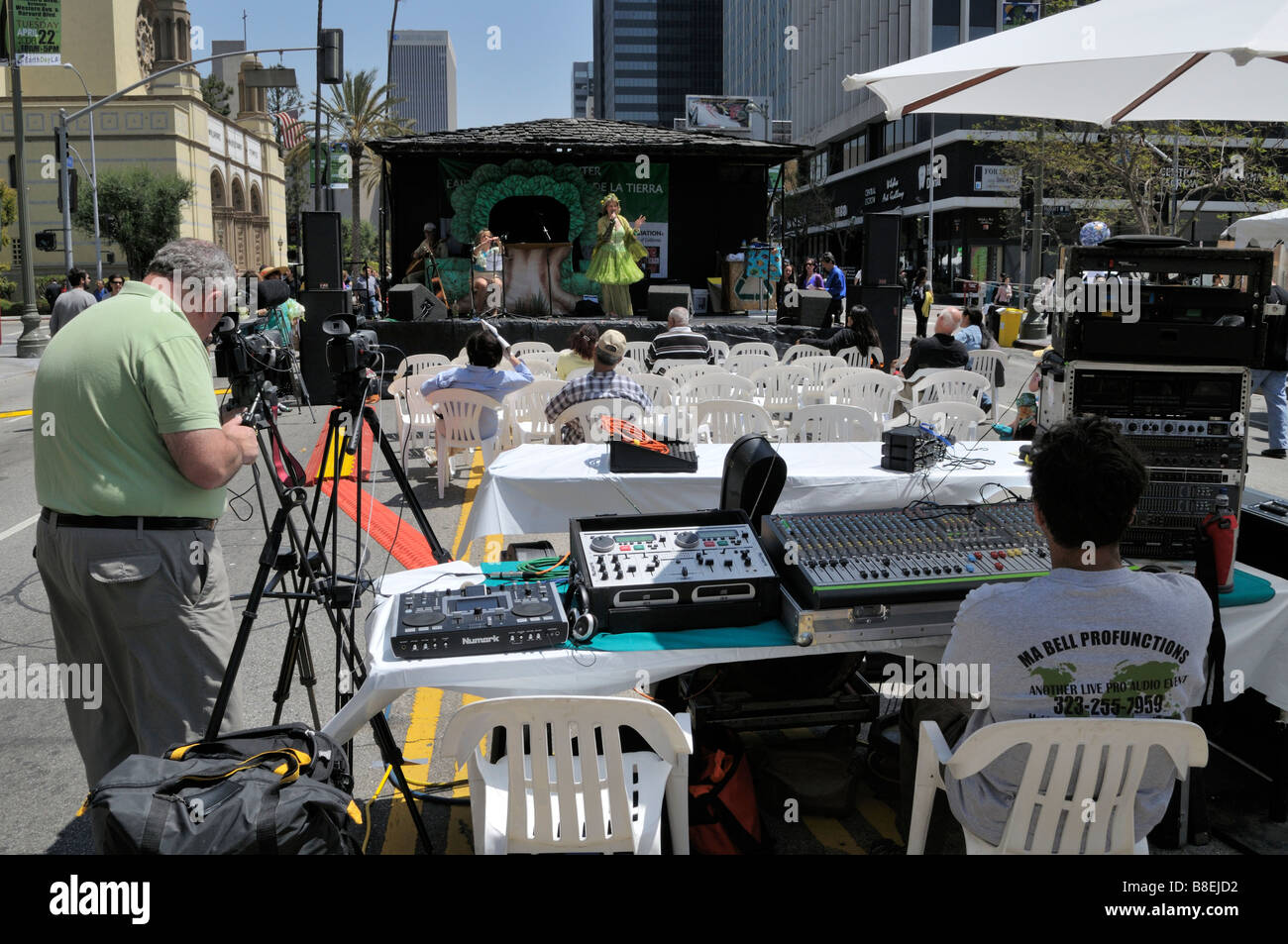 Ansicht von hinten die Soundcheck-Crew von einer der vielen Veranstaltungen am Earth Day Los Angeles Stockfoto