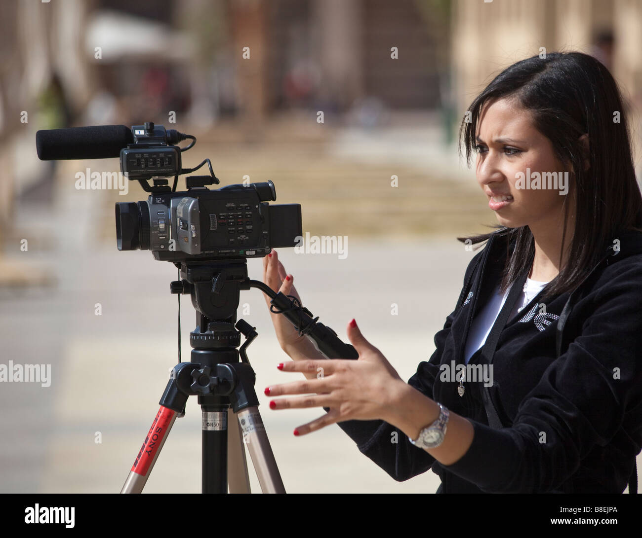 Studentin Betrieb Camcorder, American University in Cairo neuen Campus, New Cairo, Ägypten Stockfoto