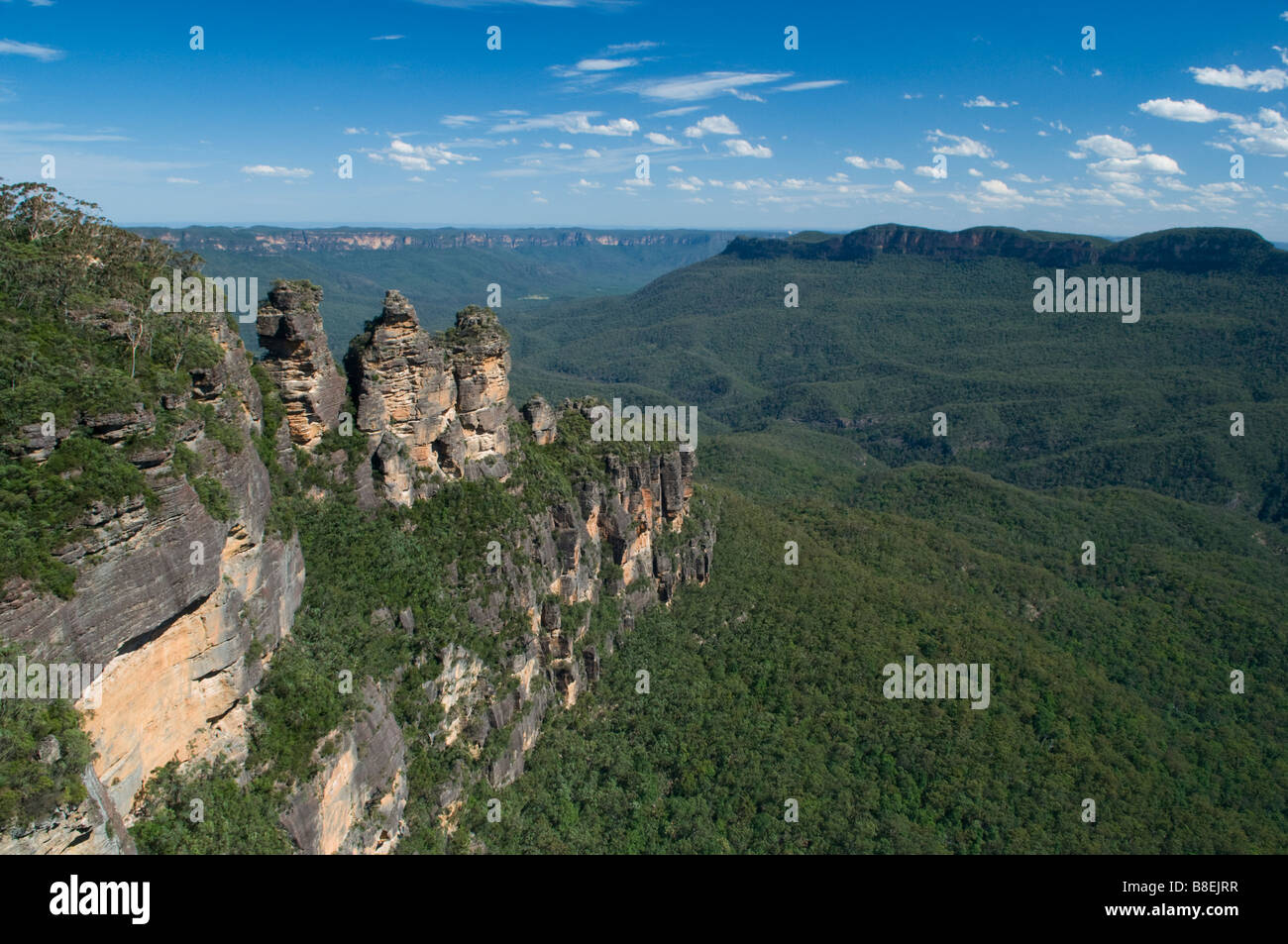 Die drei Schwestern und Eukalyptus Wald von Jamison Valley der Blue Mountains, New South Wales Australien Stockfoto