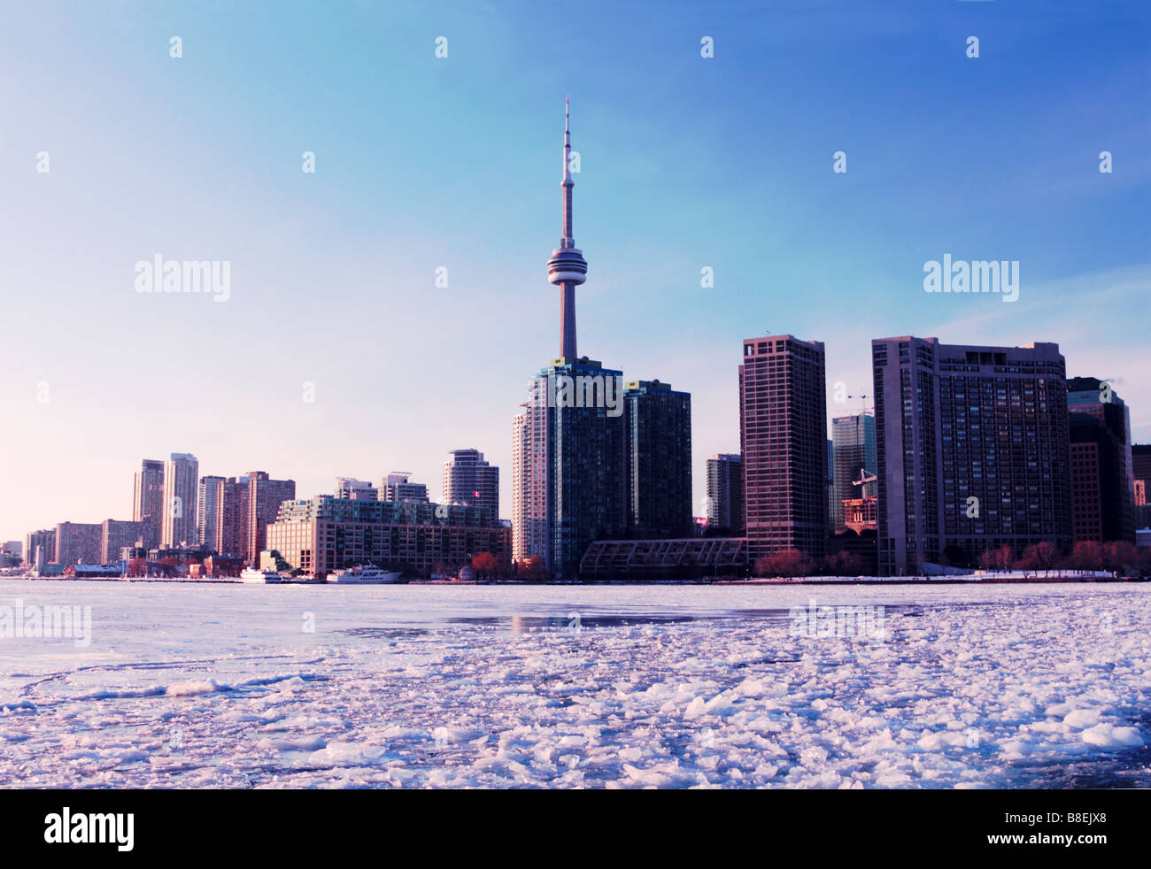 Toronto Harbour und Harbourfront vom gefrorenen See Ontario bei Sonnenuntergang Stockfoto