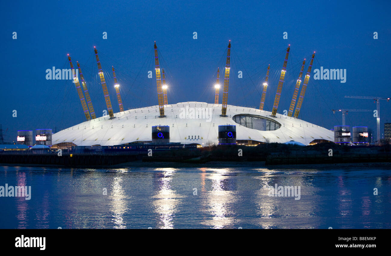 Blick auf die O2-Arena in der Nacht früher der Millennium Dome in The Greenwich Halbinsel Fluss Themse London Stockfoto
