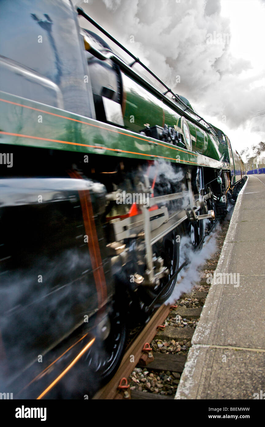 VS Orient Express Surrey Luncheon spezielle SR MN Klasse 4 6 2 Nr. 35028 Clan Line Loco mit Geschwindigkeit durch Betchworth Station geleitet Stockfoto