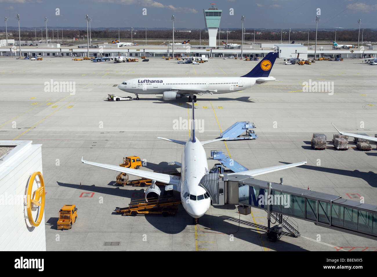 Flugzeuge am Flughafen München, Deutschland Stockfoto