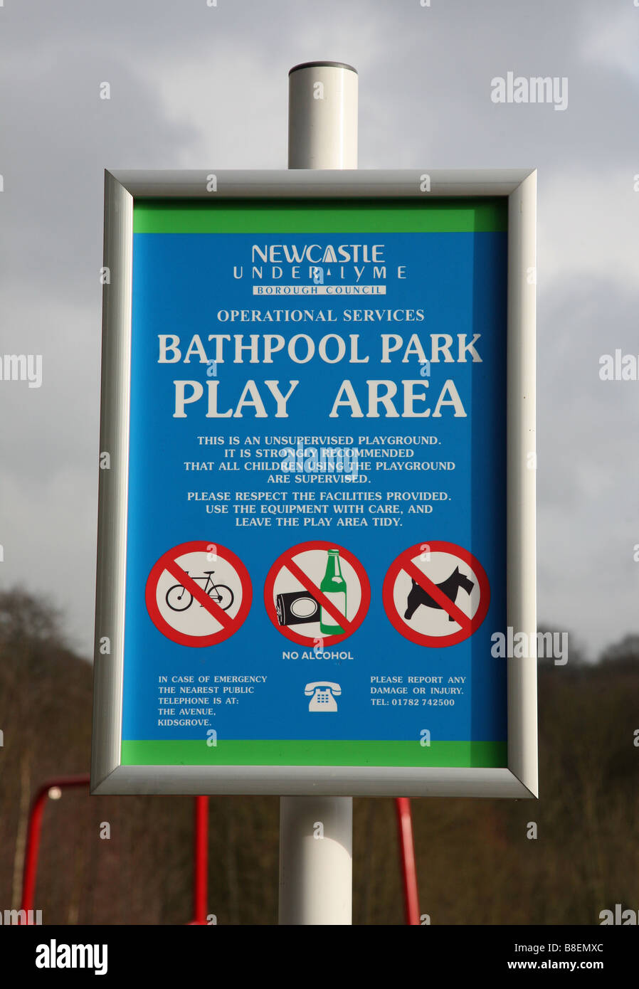 Ein Schild an einem Spielplatz Bathpool Park Spielplatz Stockfoto