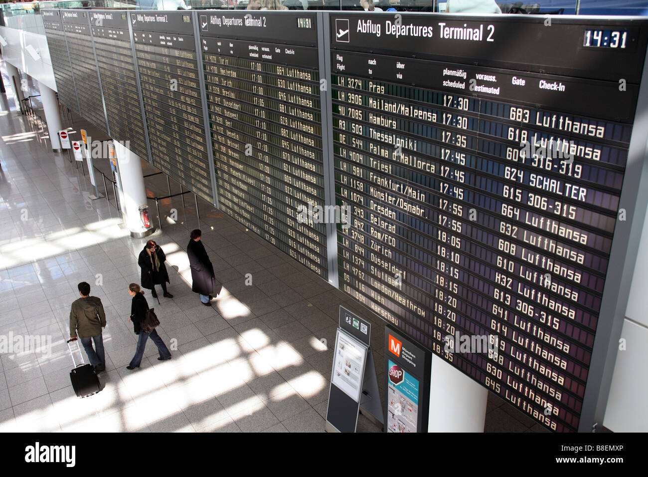 Abfahrt/Ankunft Flugplan am Flughafen München, Deutschland Stockfoto