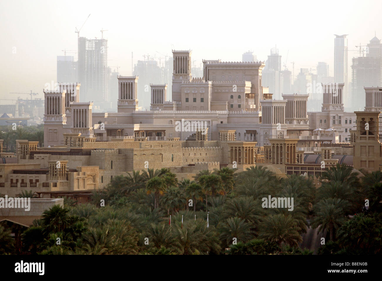 Medinat Jumeriah mit Dubai Marin im Hintergrund, Dubai, Vereinigte Arabische Emirate Stockfoto