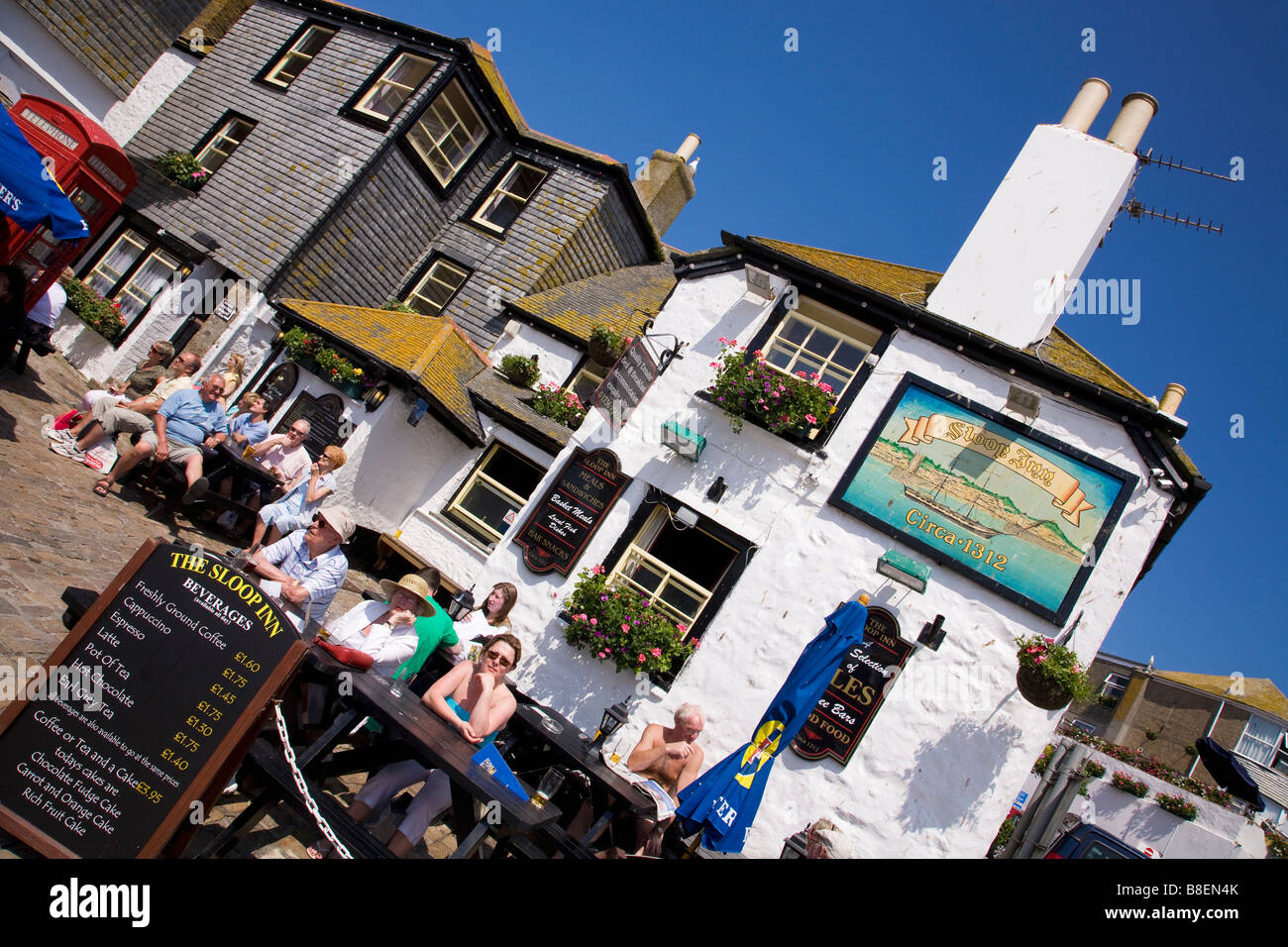 Trinken trinken Biergarten außerhalb Sloop Inn öffentliche Kneipe Haus im Sommer Touristen Sonne St Ives Cornwall West Country England UK Stockfoto