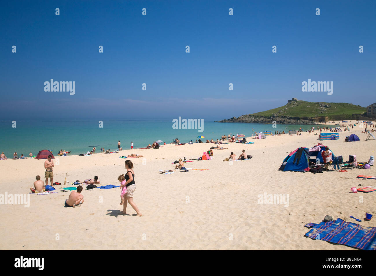 Touristen-Besucher genießen Sommersonne auf Porthmeor Beach sand Sand schön St Ives Cornwall West Country England UK GB Stockfoto