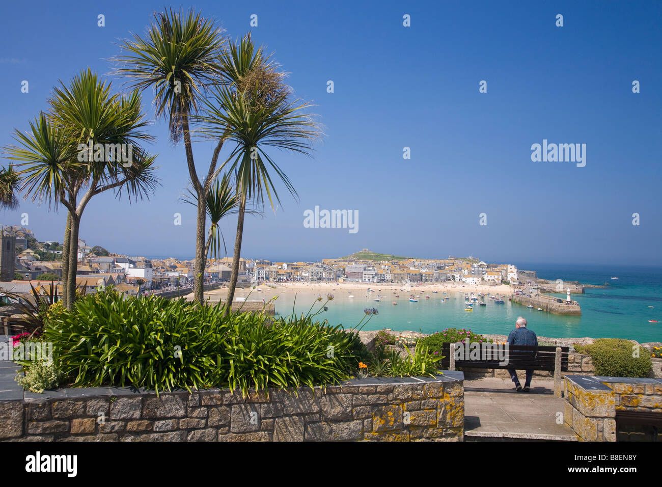 Besucher genießen Sommer Sonne alten Hafen Hafen Szene landschaftlich schönen St Ives Cornwall West Land England UK GB Stockfoto