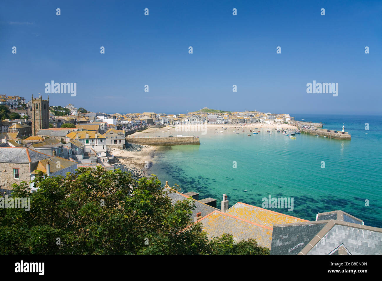 Blick über den alten Hafen Hafen in Sommersonne St Ives Cornwall West Country England UK United Kingdom GB Great Britain Stockfoto