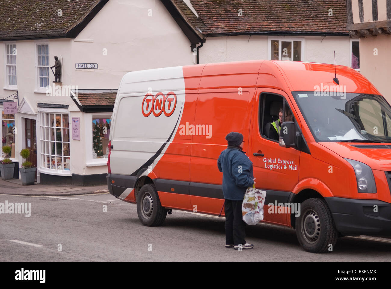 Ein TNT van Fahrer Fragen, Anweisungen in Lavenham, Suffolk, Uk Stockfoto