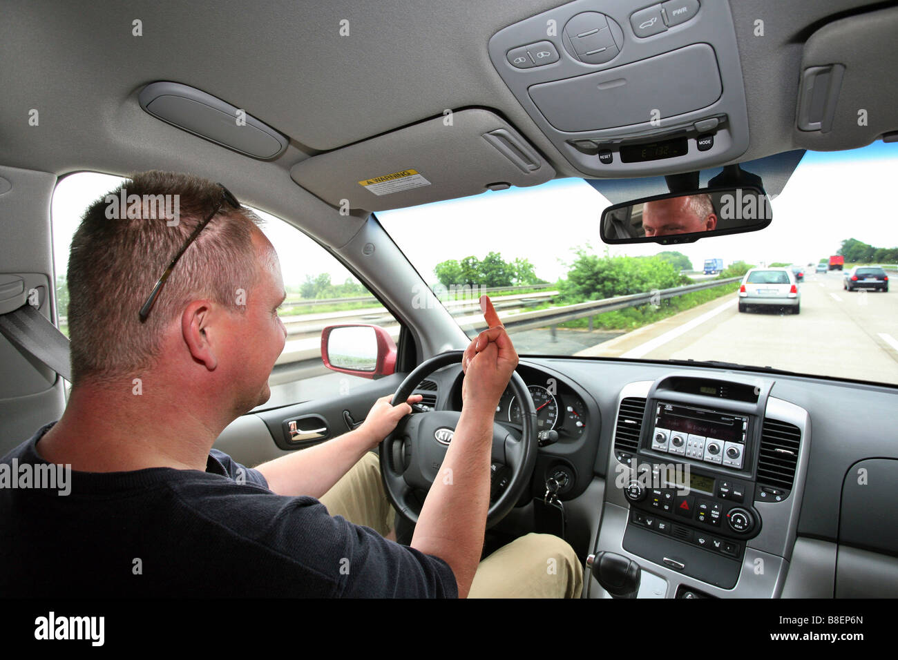 Aggressive Fahrer in seinem Auto auf der Autobahn Stockfoto