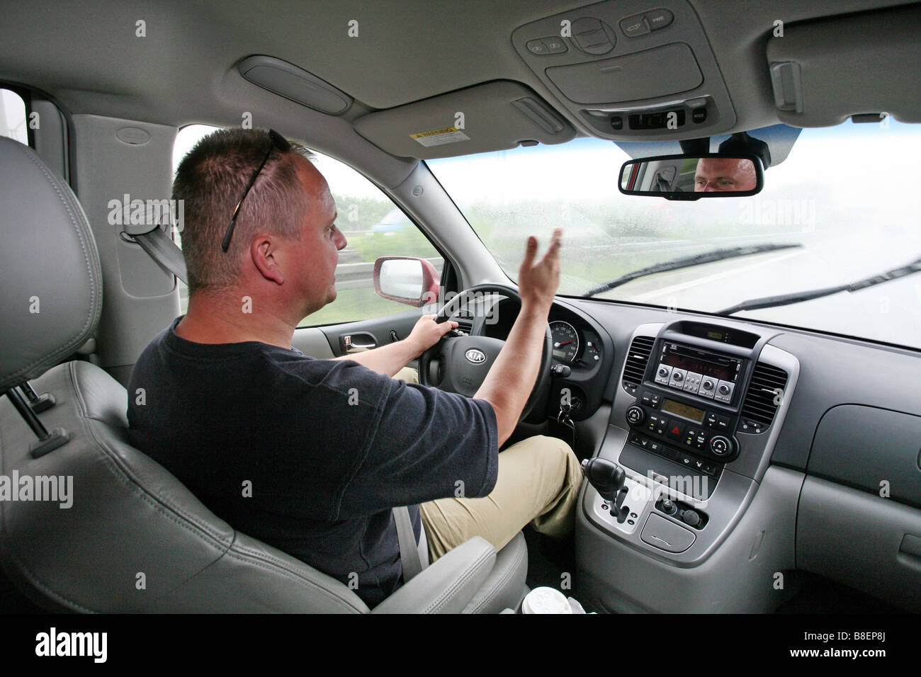 Aggressive Fahrer in seinem Auto auf der Autobahn Stockfoto