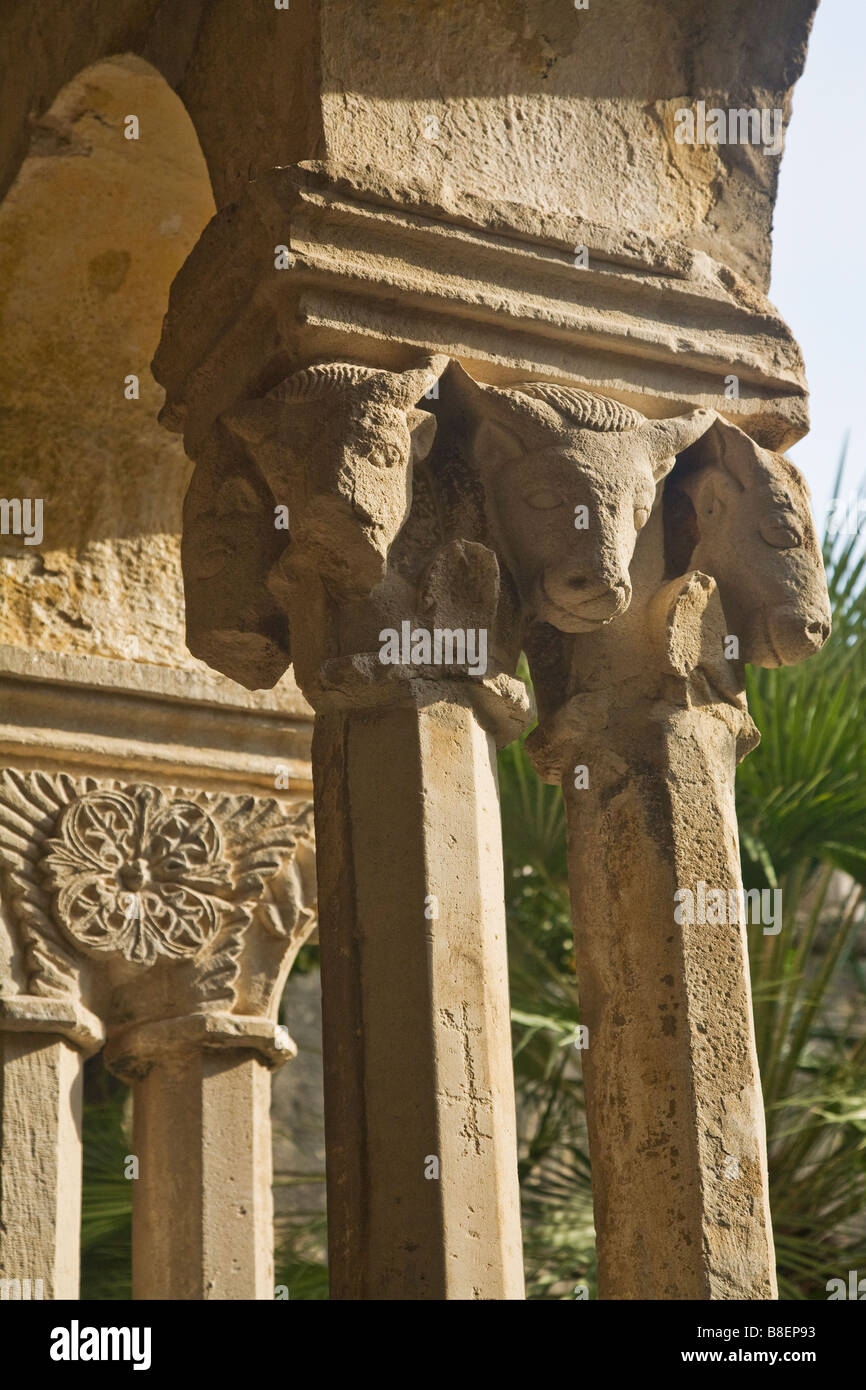 Geschnitzte Kapitelle des Franziskaner-Kloster-Kreuzgang und Innenhof Dubrovnik Dalmatien Kroatien Europa Stockfoto