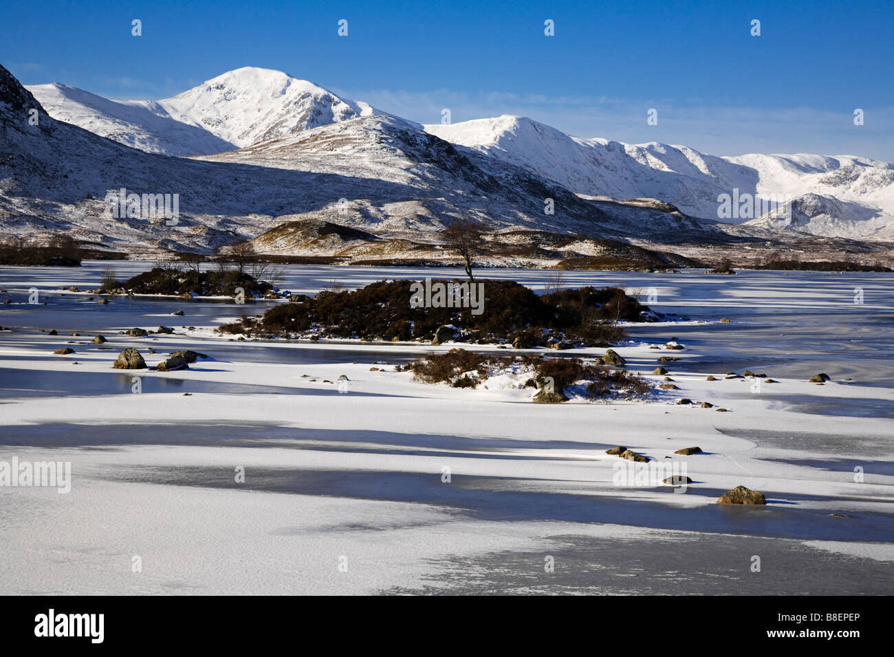 Man Na h Achlaise, bedeckt eine Schnee schwarz montieren Reichweite Rannoch Moor, Lochaber, Schottland. Stockfoto