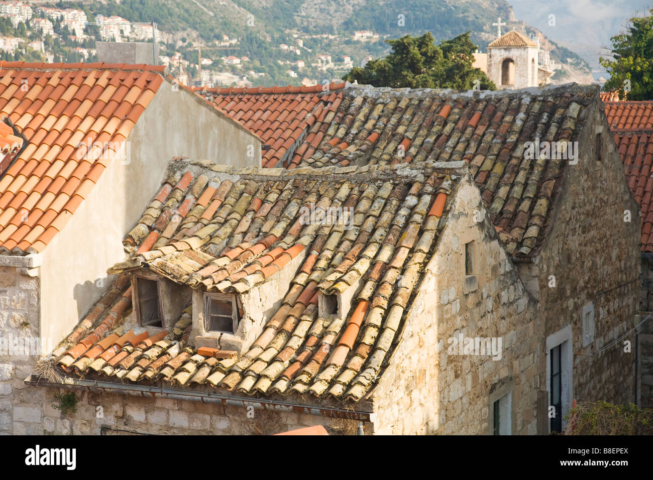 Alte und neue Dachziegel auf alten Häusern in Dubrovnik Dalmatien Kroatien Europa Stockfoto