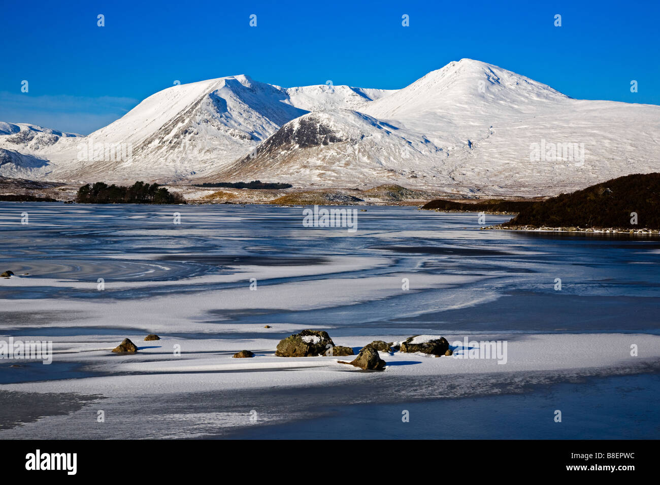 Man Na h Achlaise und ein Schnee bedeckt Meall A Bhuiridh und das schwarz montieren Rannoch Moor Lochaber, Schottland Stockfoto
