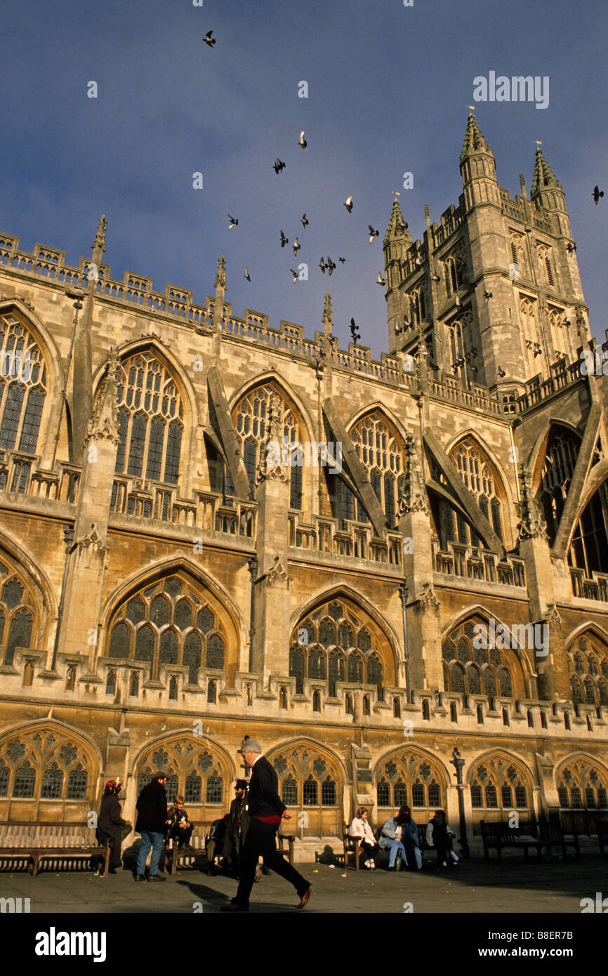 Die Sonne geht auf die Abteikirche von Bath, England. Stockfoto