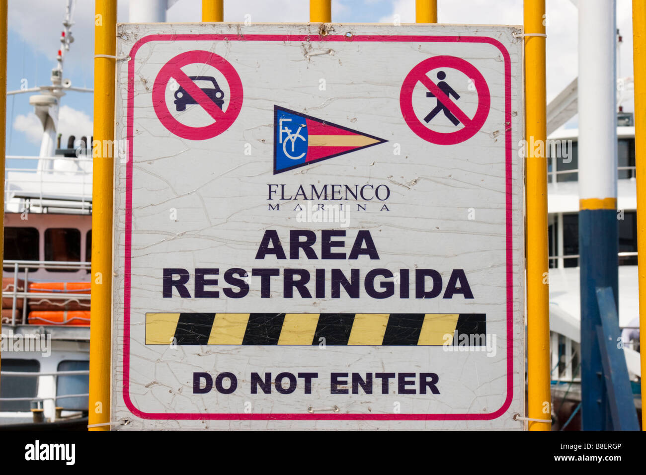 Eingeschränkter Bereich spanische Zeichen, Flamenco Marina. Amador Causeway, Panama City, Republik von Panama, Mittelamerika Stockfoto