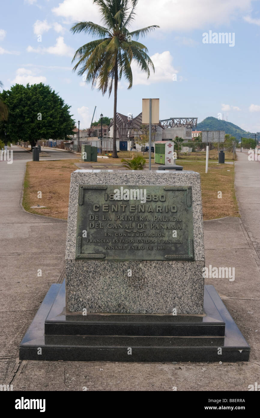 Bronzetafel gewidmet der ersten Erde Schaufeln für den Panama-Kanal. Stockfoto