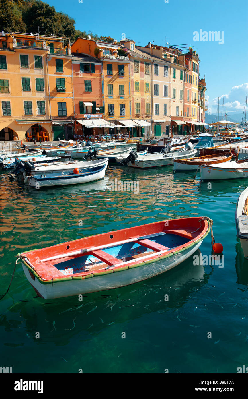 Blick auf Portofino Hafen und seine bunten Fischerboote und Marina, Ligurien Italien Stockfoto