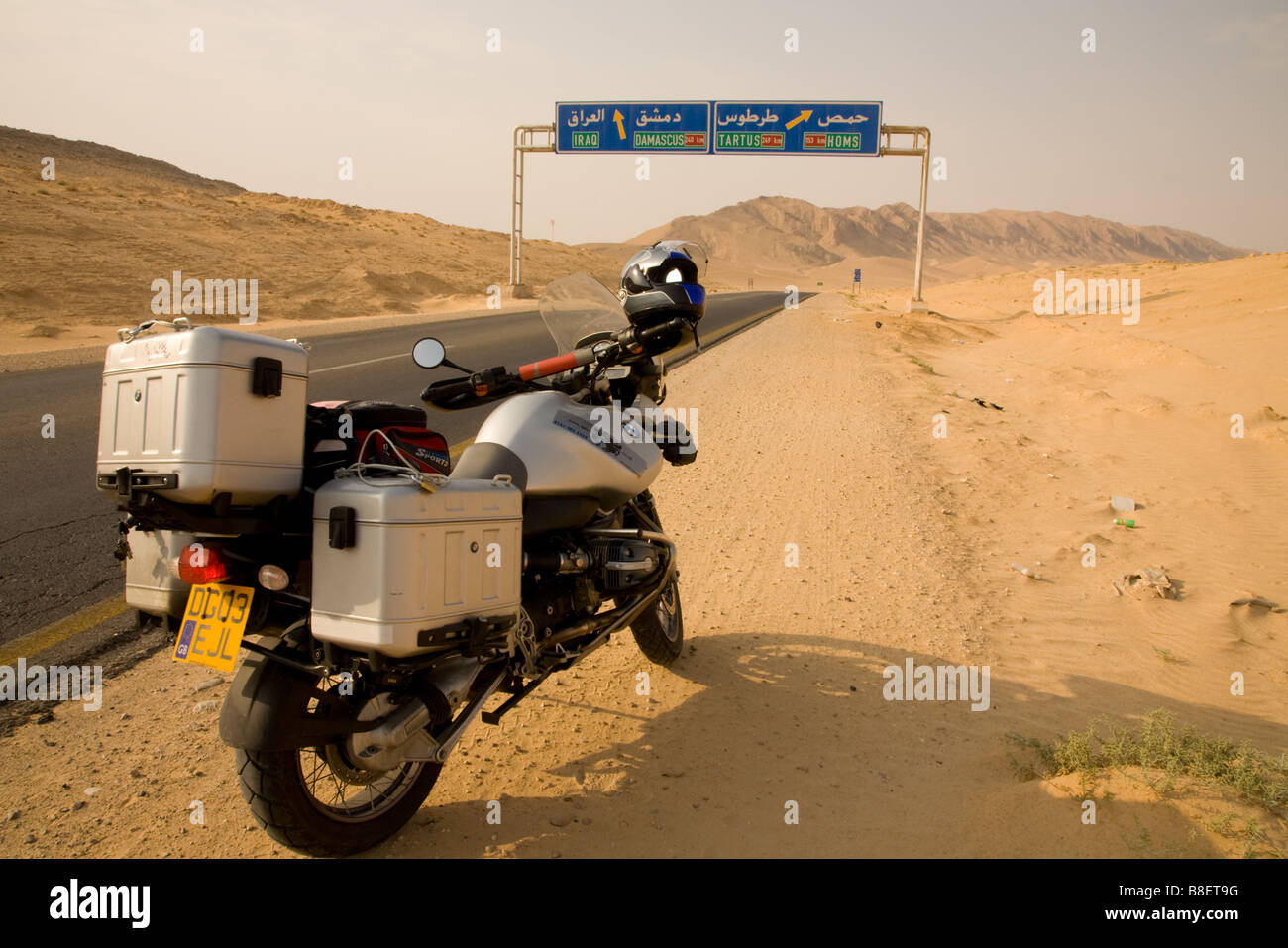 BMW Motorrad auf der Straße nach Damaskus, Syrien Stockfoto