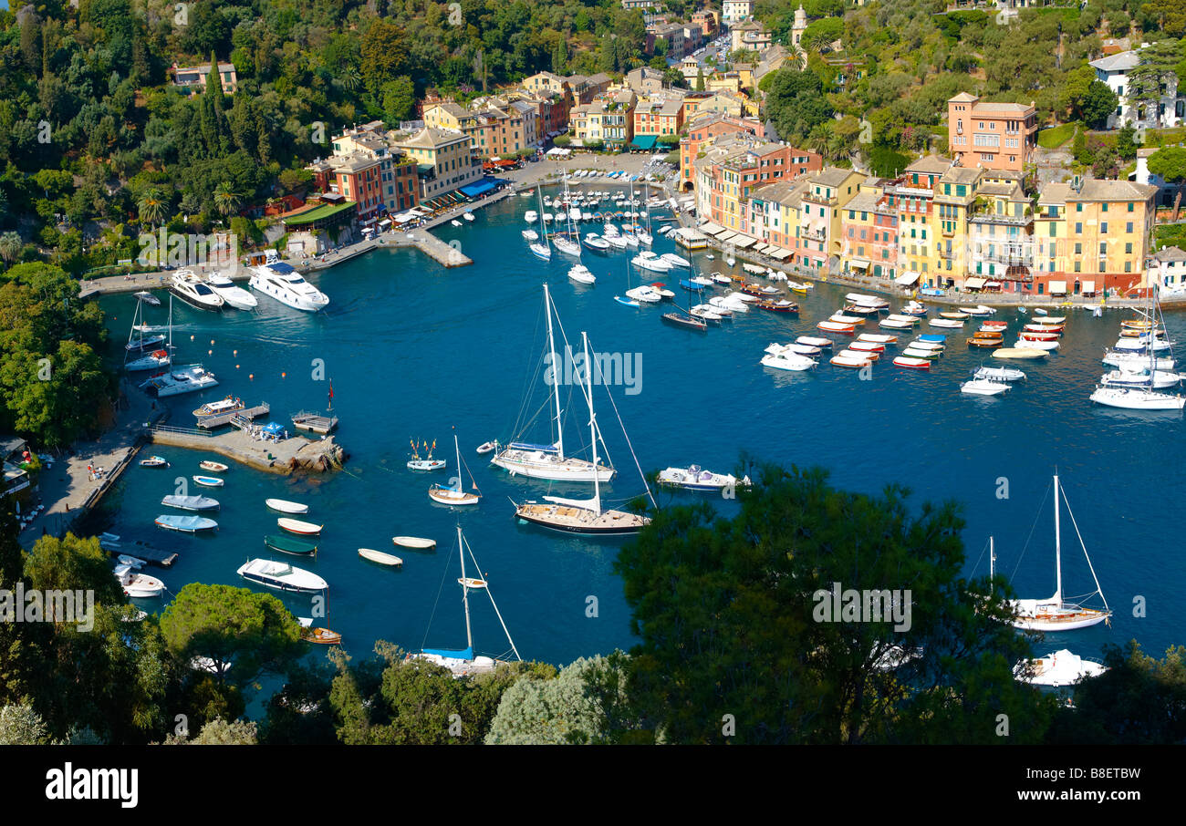 Landschaftlich schöner Blick auf Portofino Fischerdorf und seine traditionellen ligurischen Häuser, Ligurien, Italien Stockfoto