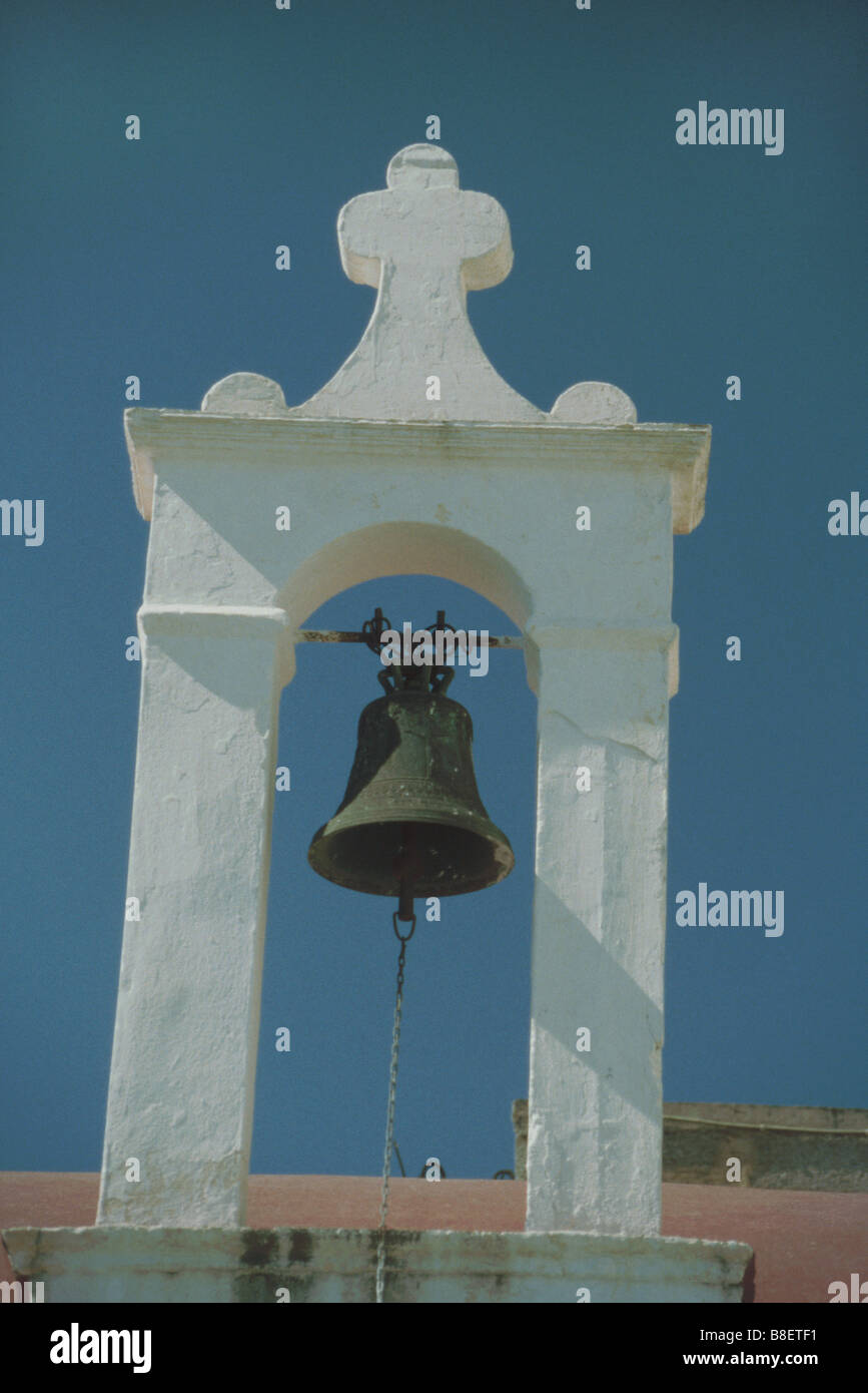 Griechische Kirche Glocke Steinbogen auf griechisch orthodoxe Kirche/Kapelle & blauer Himmel, Stoupa, Mani Halbinsel Peloponnes, Griechenland Stockfoto