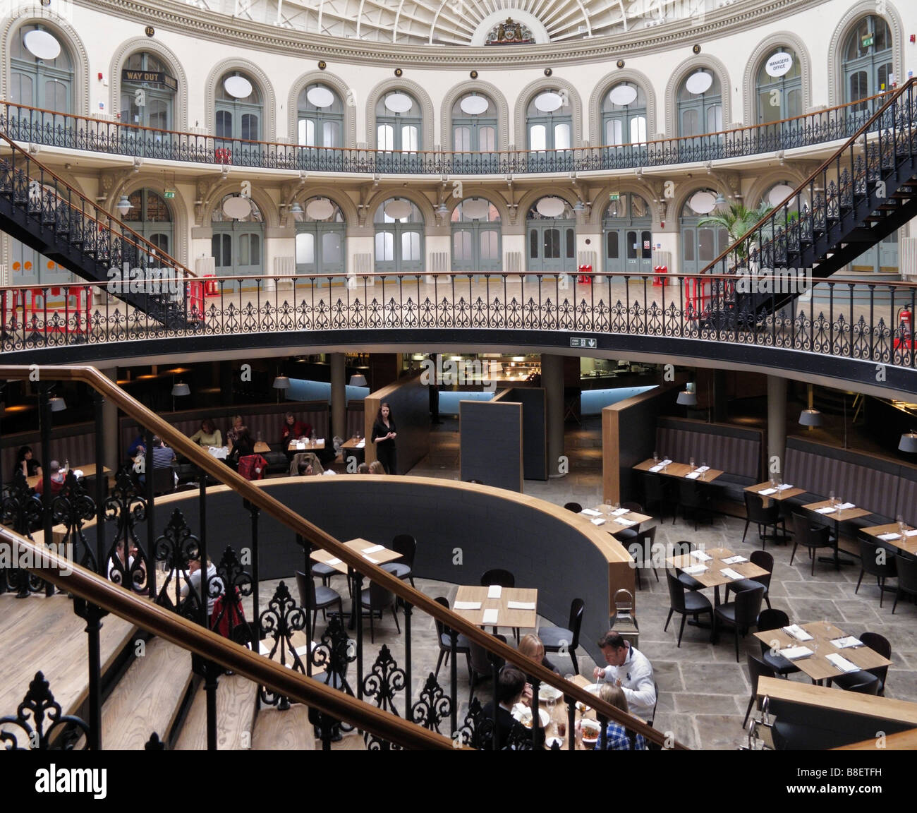 Piazza von Anthony Restaurant in der historischen Corn Exchange, Leeds, West Yorkshire, England Stockfoto