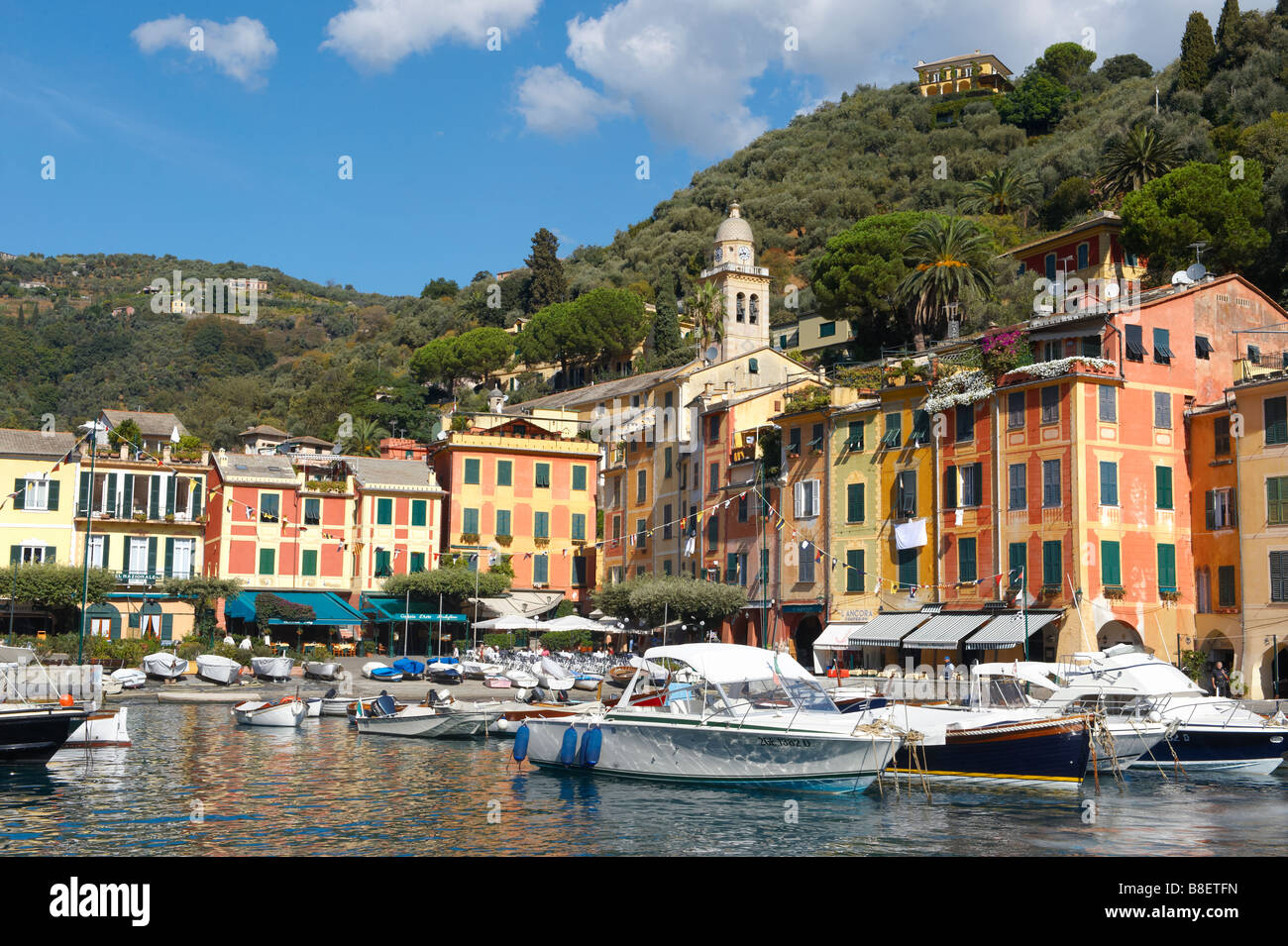 Landschaftlich schöner Blick auf Portofino Fischerdorf und seine traditionellen ligurischen Häuser, Ligurien, Italien Stockfoto