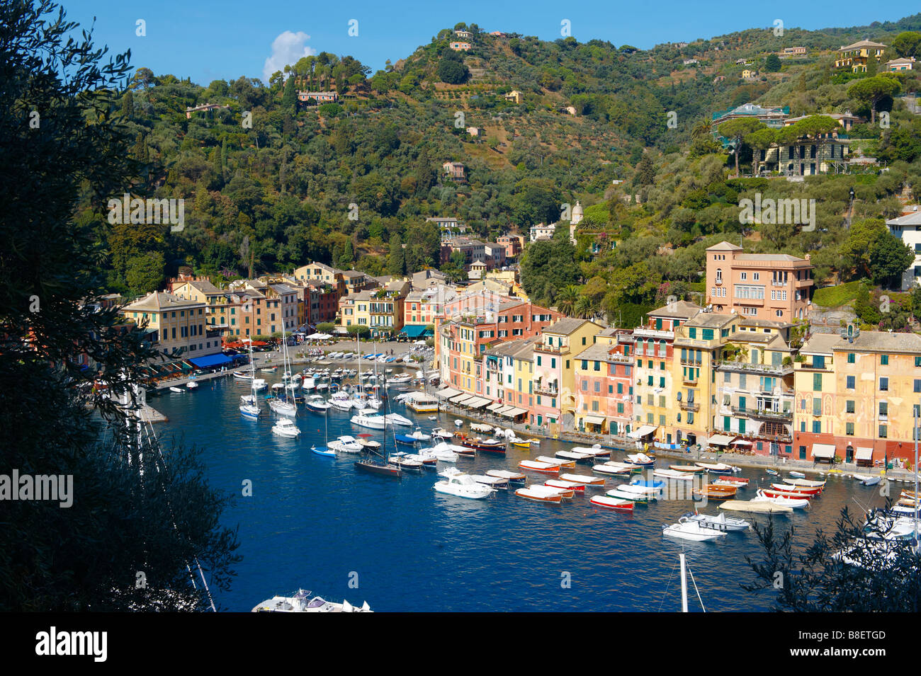 Landschaftlich schöner Blick auf Portofino Fischerdorf und seine traditionellen ligurischen Häuser, Ligurien, Italien Stockfoto