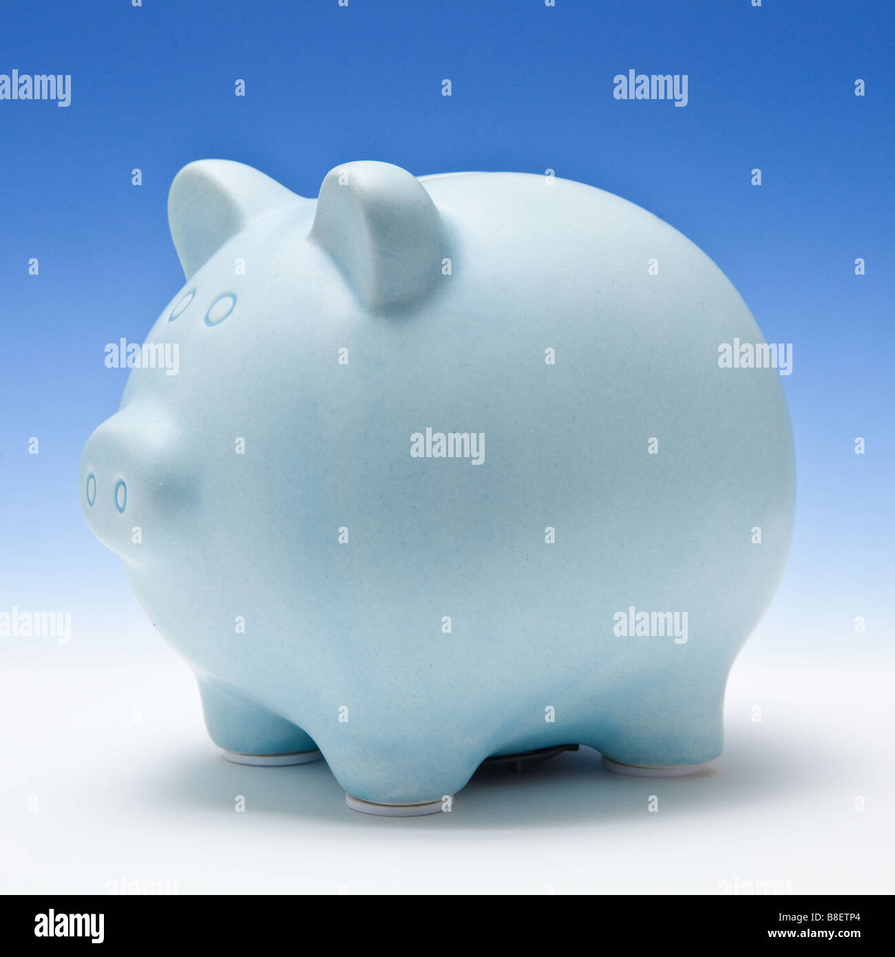 Sparschwein Spardose Auf Ein Blaues Studio Hintergrund Stil Stockfotografie Alamy