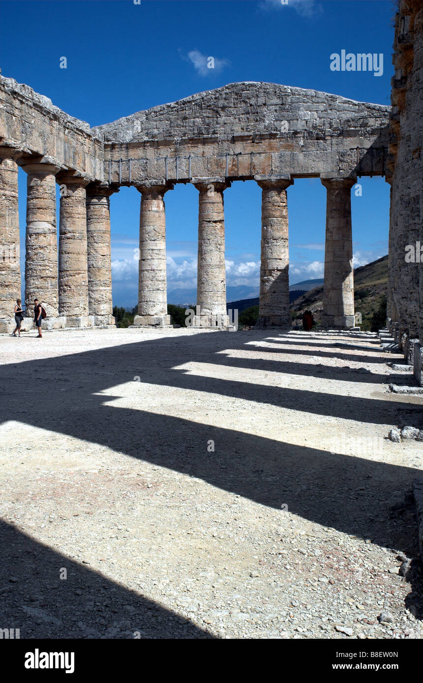 Dorische Tempel von Segesta in Tripani Sizilien Italien mit Schatten von Spalten Stockfoto