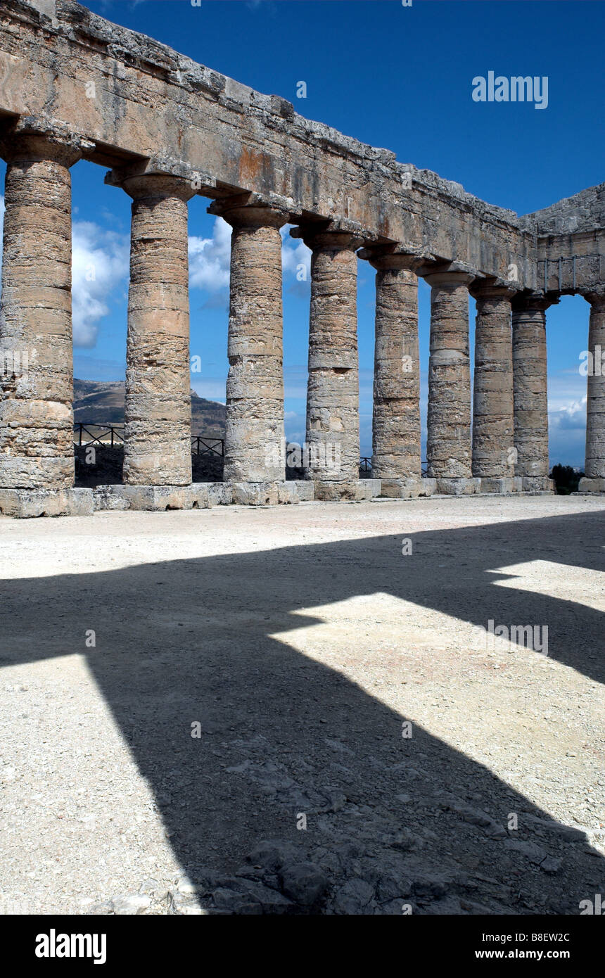 Dorische Tempel von Segesta in Tripani Sizilien Italien mit Schatten von Spalten Stockfoto