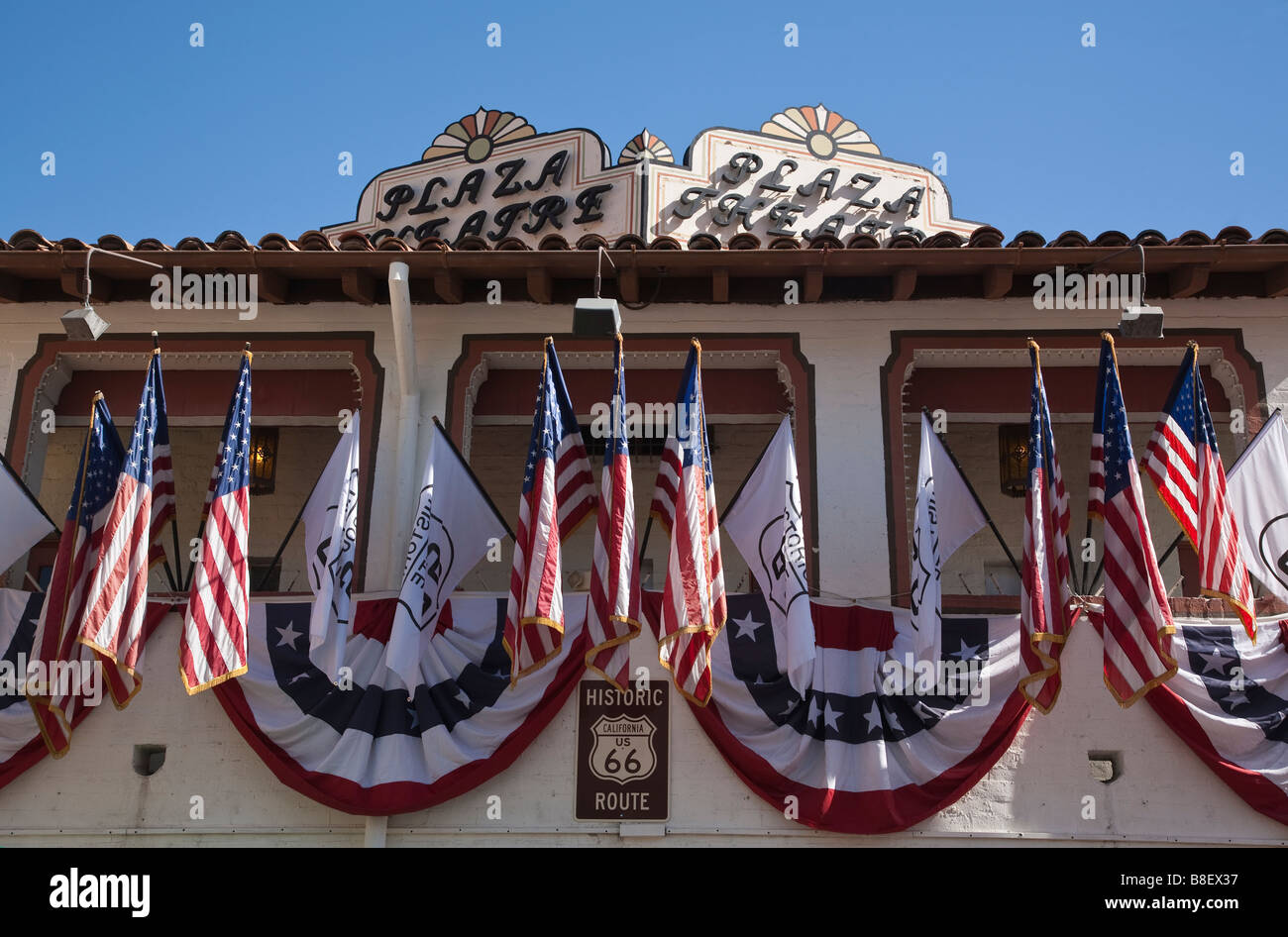 Das alte hing Plaza Theater Palm Springs Kalifornien mit amerikanischen Flaggen Wimpel auf dem Balkon. Stockfoto