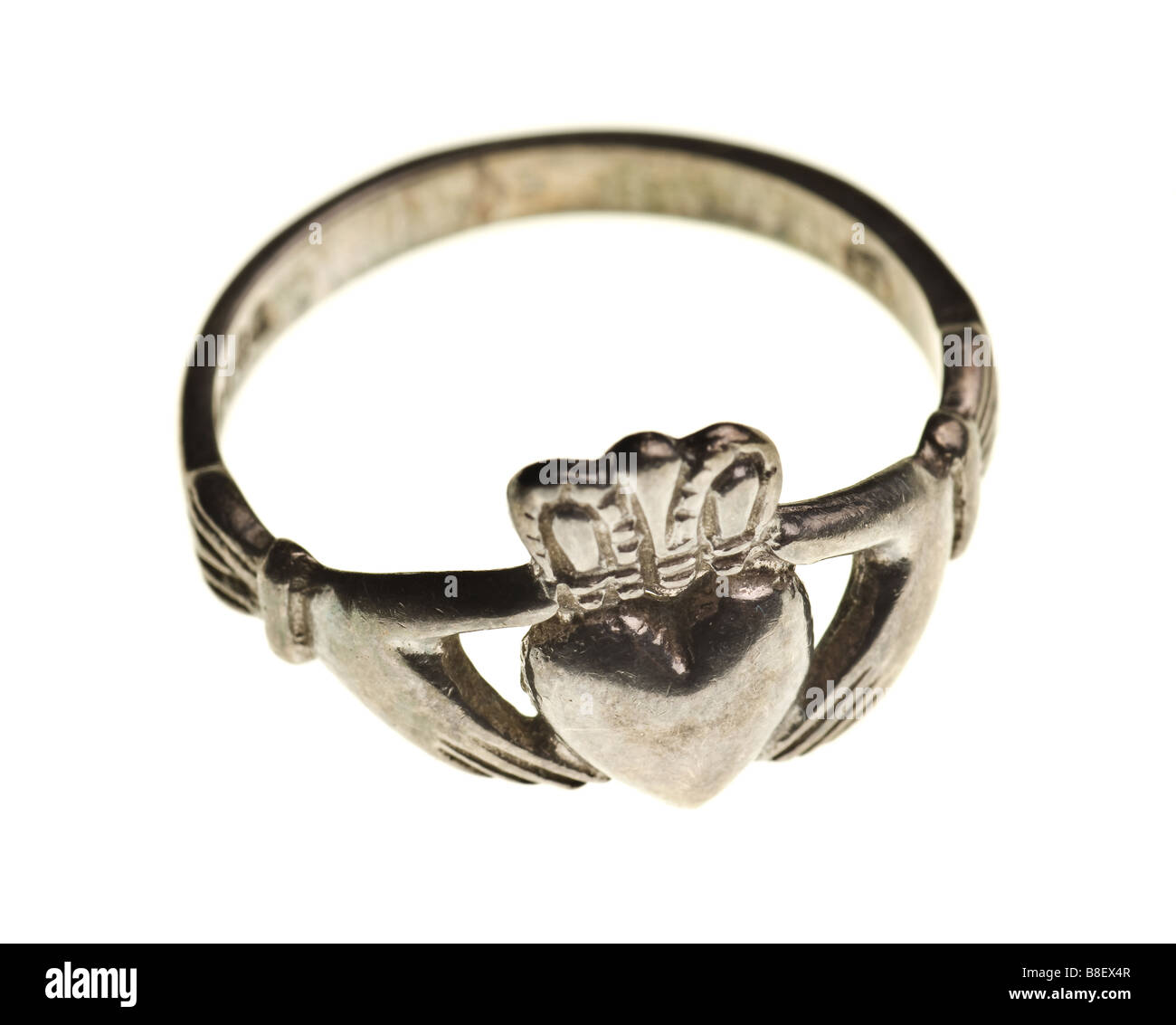 Vintage traditionelle Claddagh Ring auf einer rein weißen Hintergrund isoliert Stockfoto