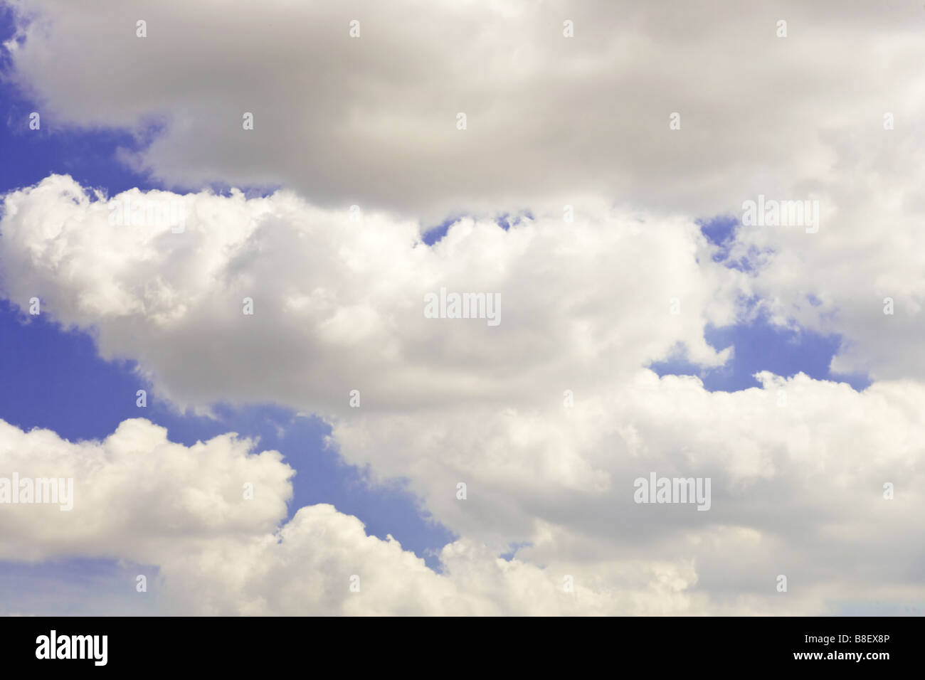 blauer Himmel mit weißen Flufy Wolken Hintergrund Stockfoto