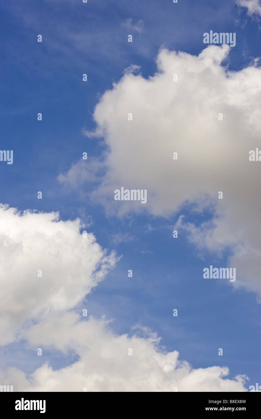 flauschige Wolken am blauen Himmelshintergrund mit Textfreiraum Stockfoto