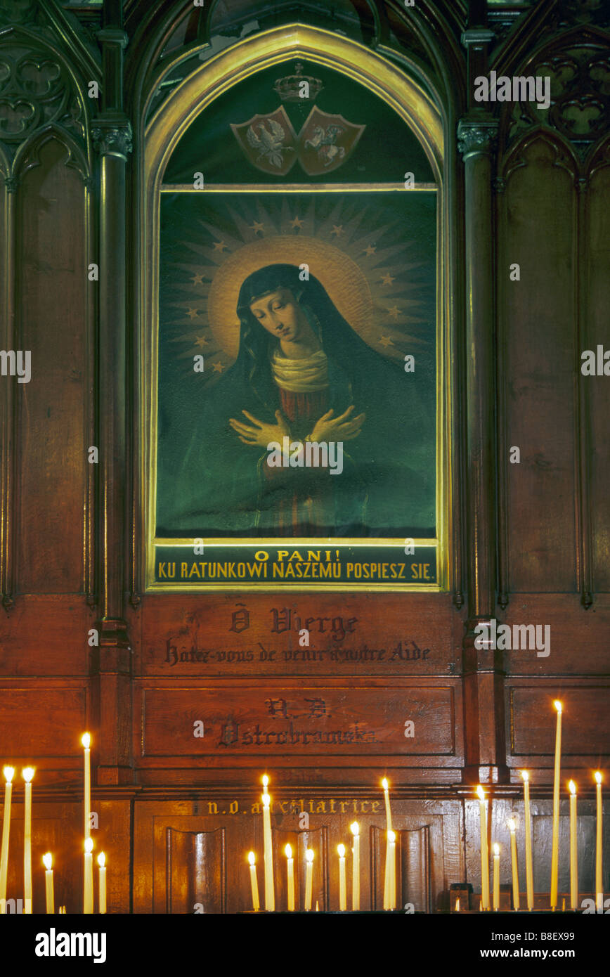 Kerzen in der polnischen Malerei der Jungfrau Maria der Ostra Brama am St-Séverin-Kirche ambulant in Paris Frankreich Stockfoto