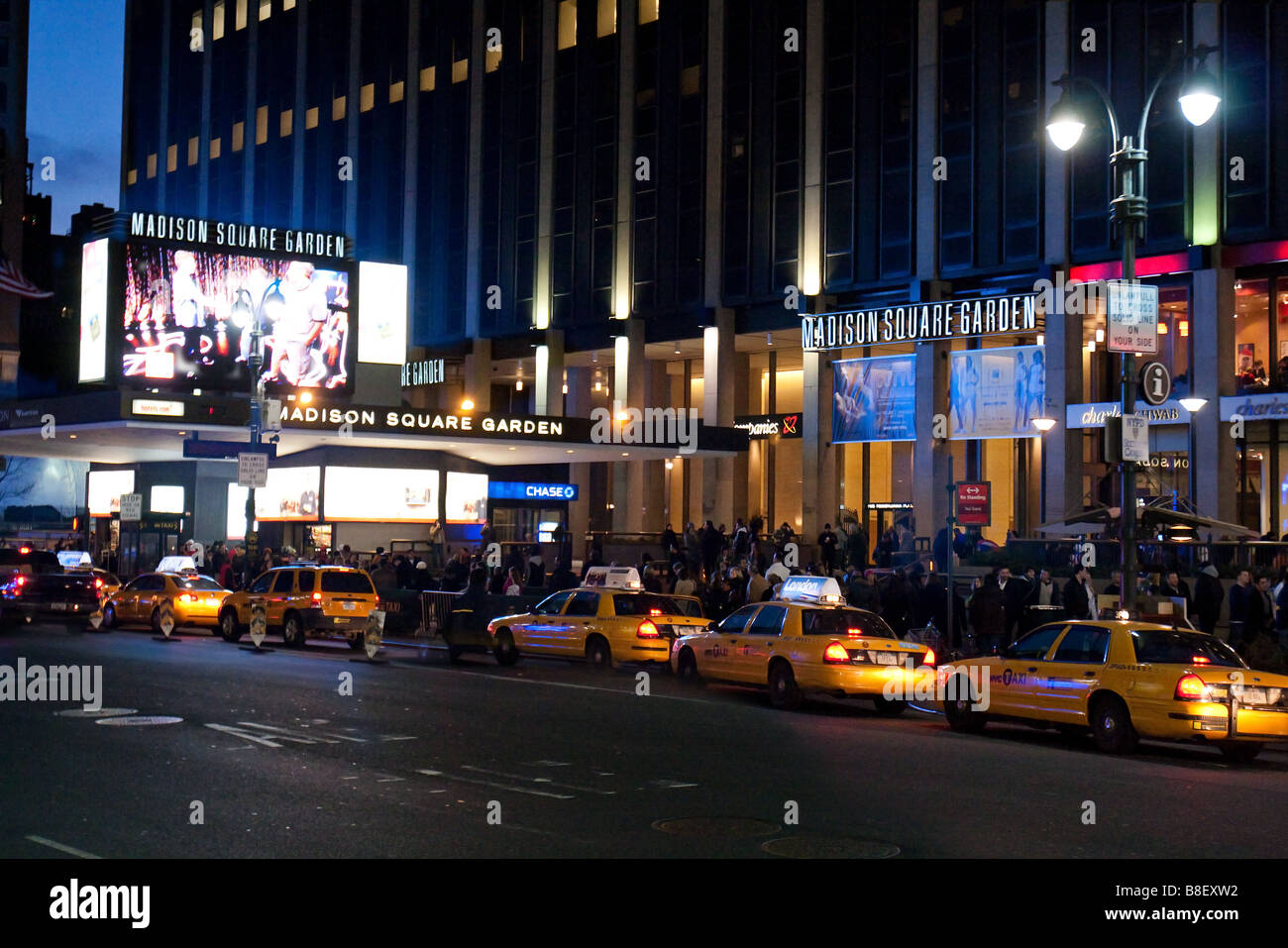Madison Square Garden und Pennsylvania Railroad Station bei Nacht in Manhattan New York City Stockfoto