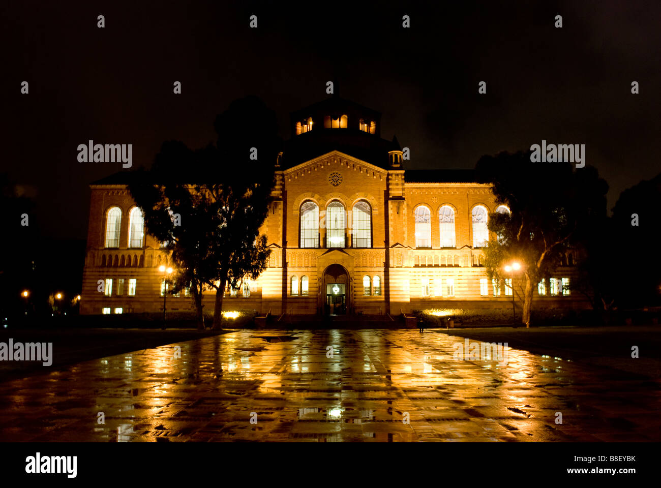 UCLA - University of California in Los Angeles bei Nacht, Powell Bibliothek Stockfoto